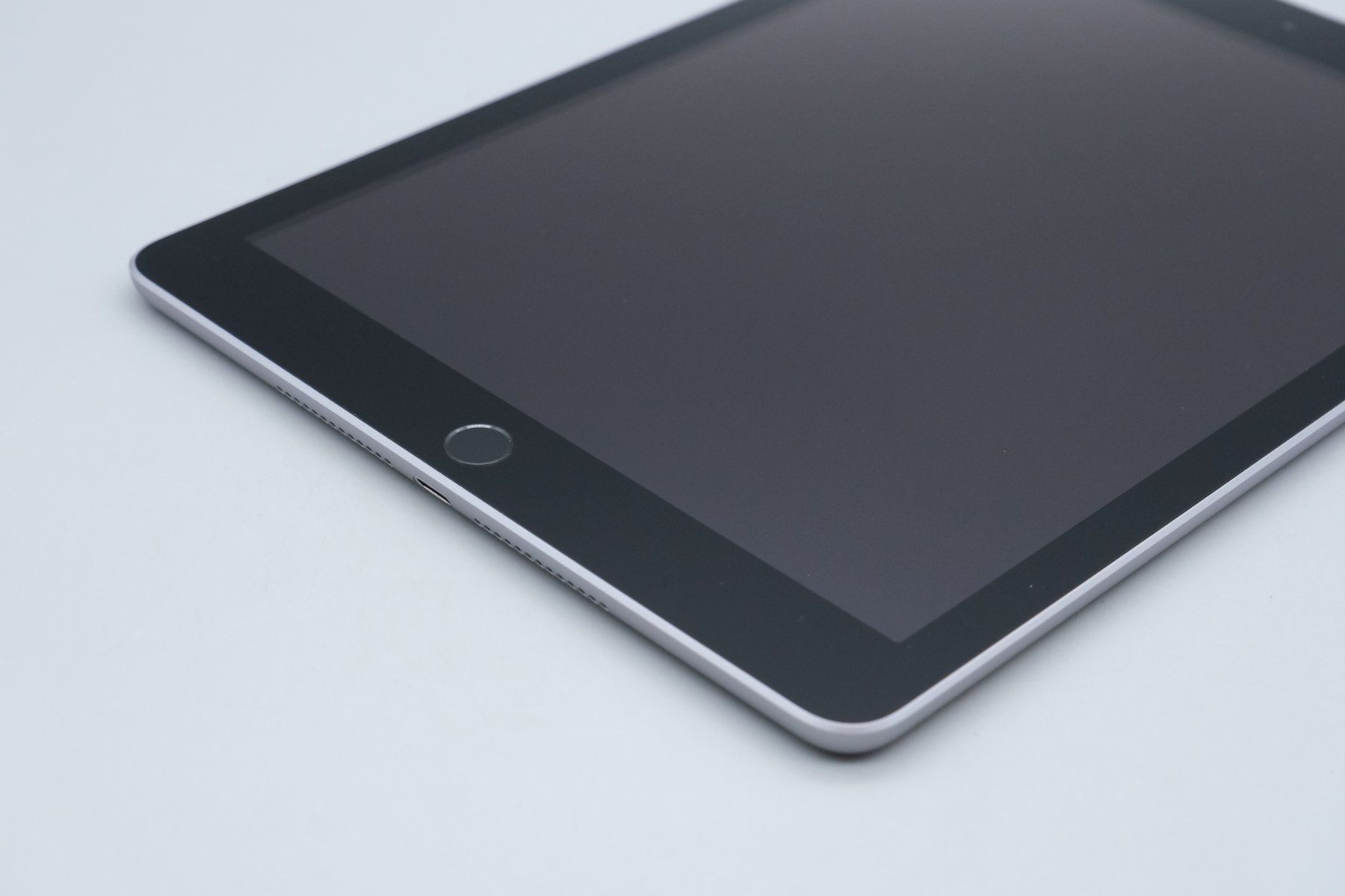 Apple Tablet PC: Apple iPad 5th Generation WI-Fi 128 GB Space Gray Tablet – Usato da Ramsen venduto da Studio82 1