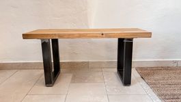 Handgefertigte Holzbank mit Metallfüssen