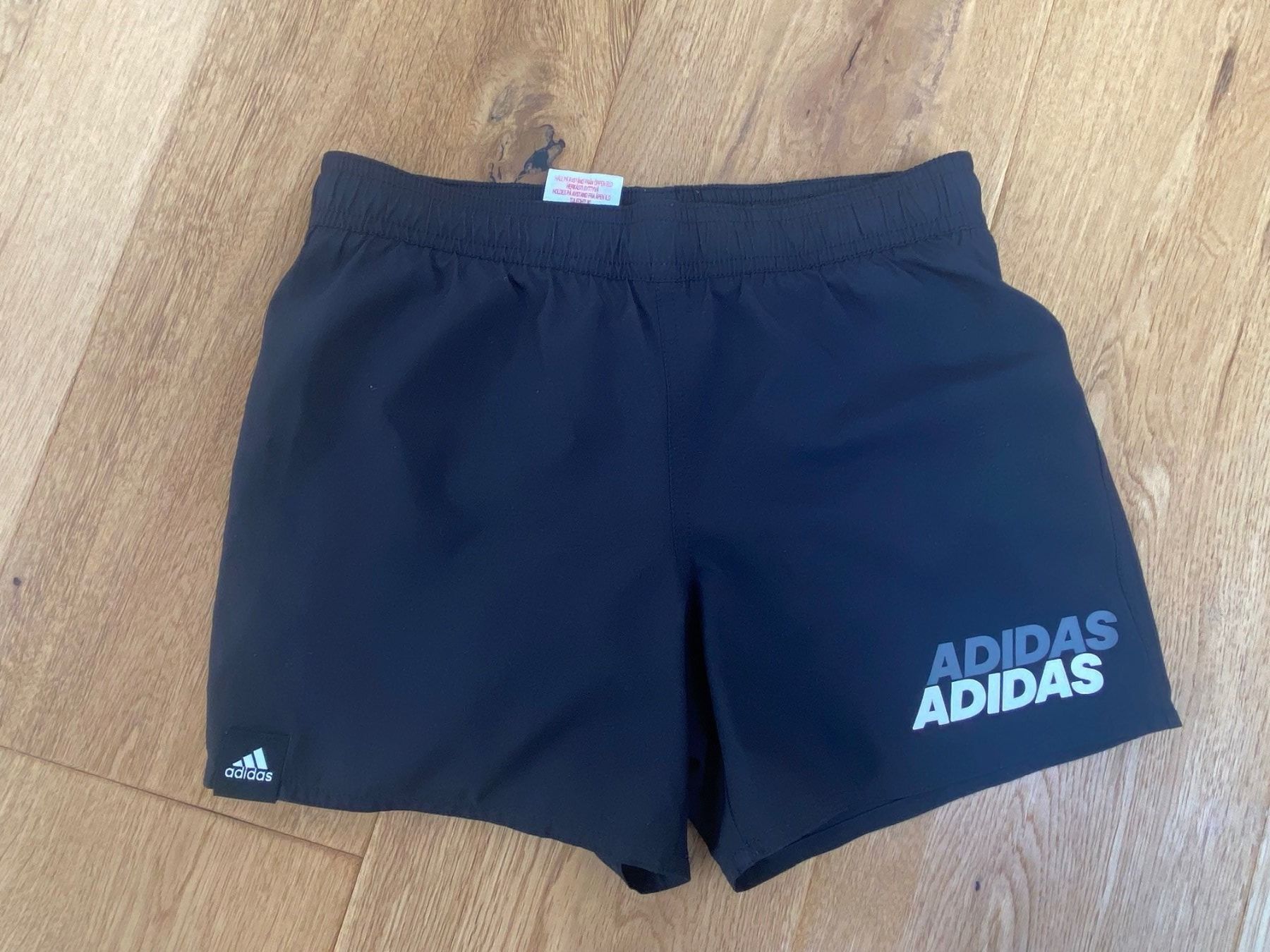Adidas Hosen: Adidas Sporthose kurz Gr. 140 – Gebraucht aus küssnacht am rigi von Daot 1