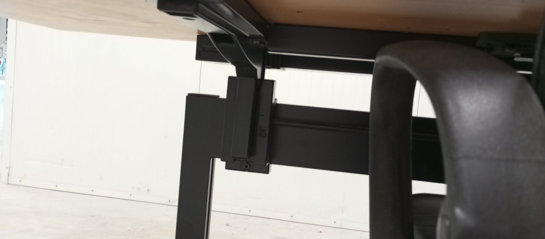 Set di tavolo e panche: Gebrauchter Bürotisch mit Rollcontainer und Bürostuhl – Usato da Salez venduto da tor_ptj8 3