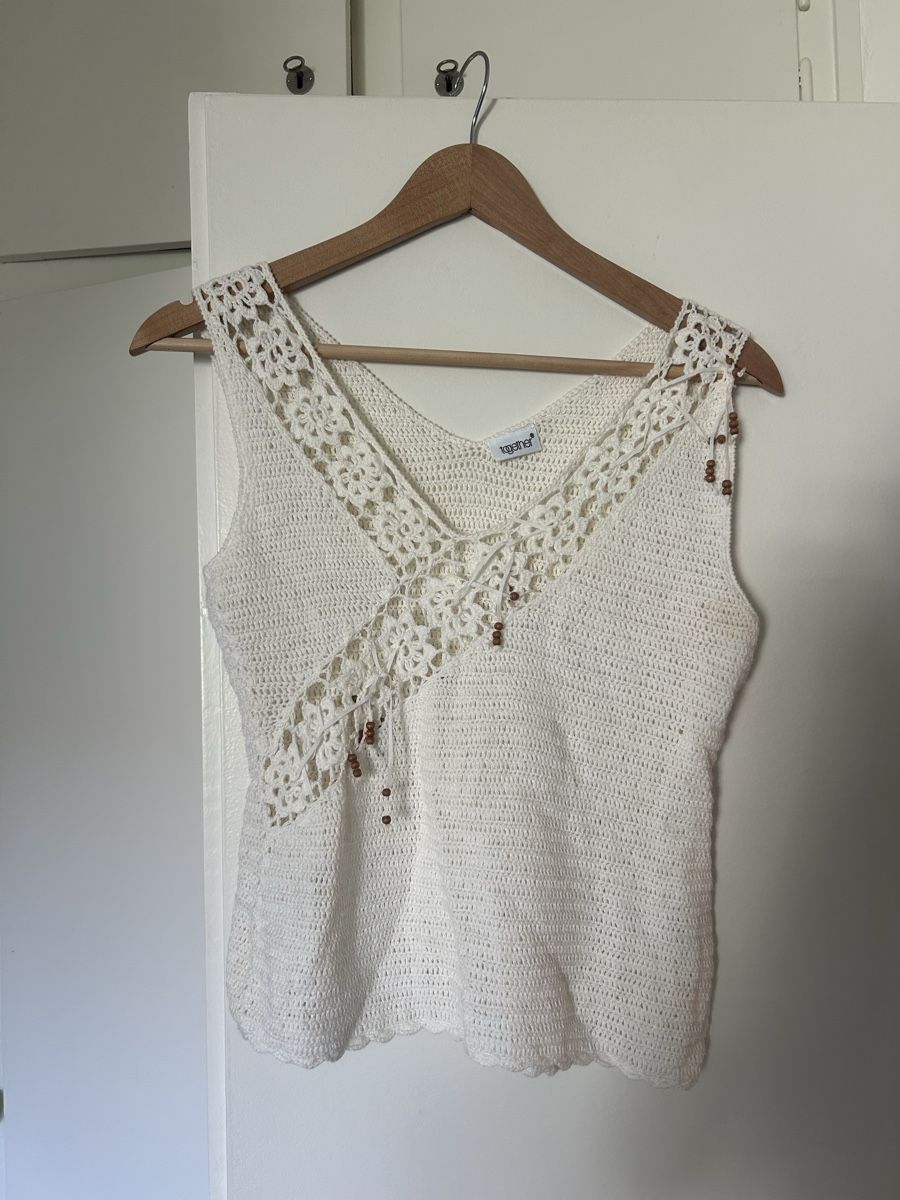 Top: White crochet top with wooden beads  – Usato da Zürich venduto da ori_9dcy