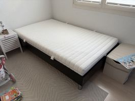 Bett mit Matratze 140 x 200 cm
