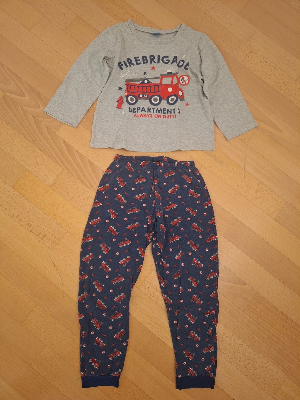 Migros Pigiama & Simili: Pyjama "Feuerwehr" in Gr. 110/116 – Usato da Oberrieden venduto da smarties949