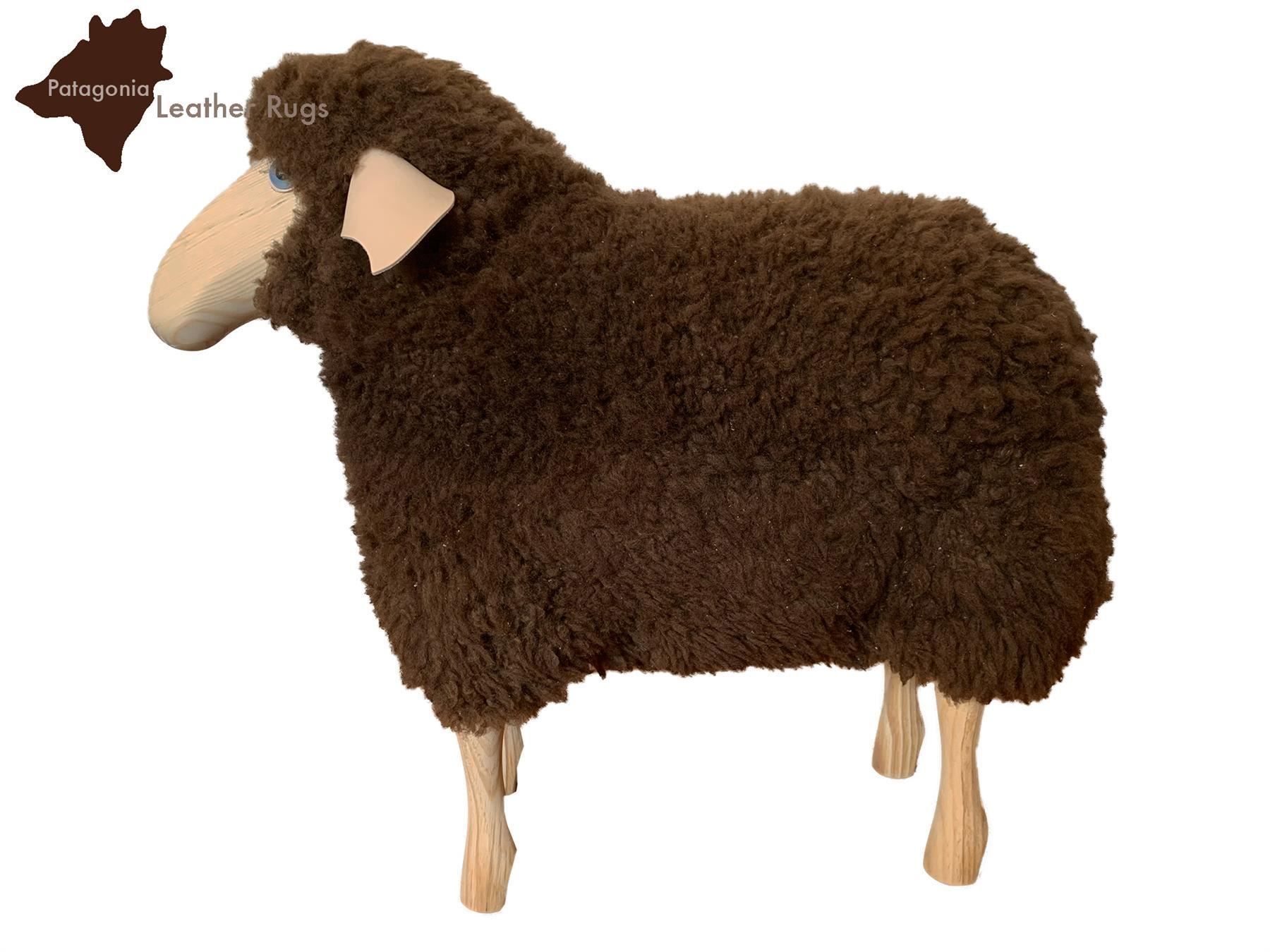 Hocker: Schaf, klein, braunes Fell, Kiefer – Neu und originalverpackt aus Arbedo von patagonialeatherrugs