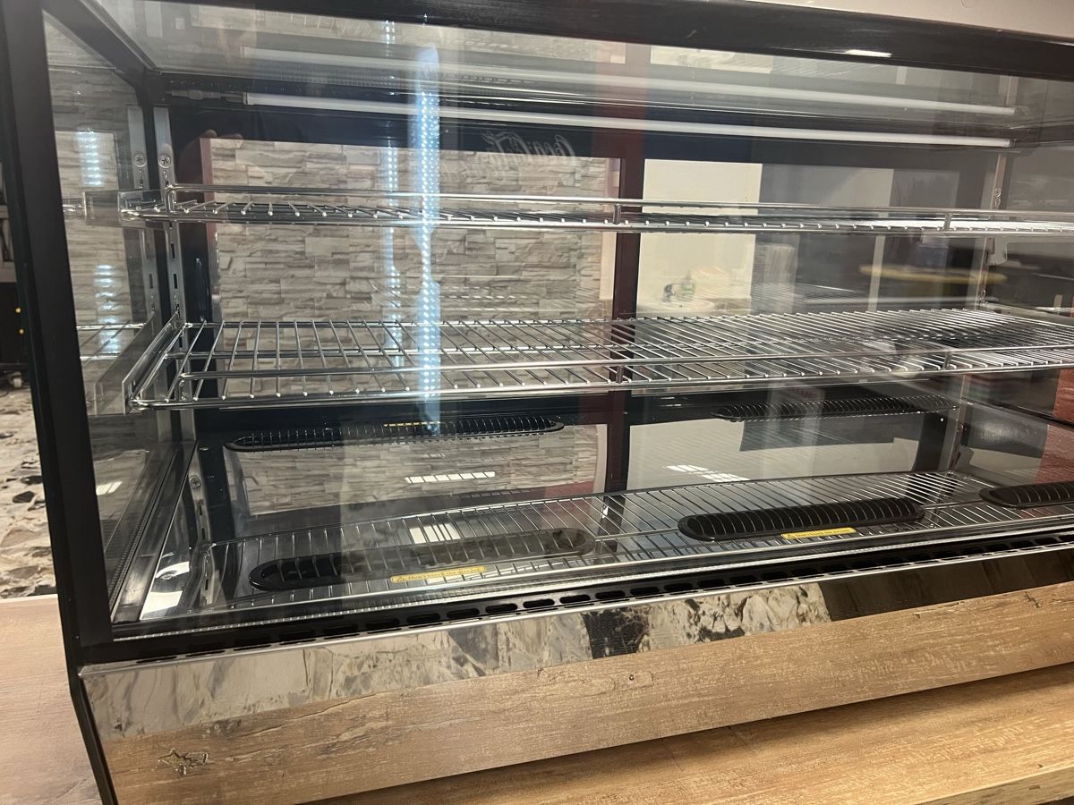 Vetrine: Vetrina refrigerata professionale - Affare! Perfetta – Usato da Lodrino venduto da bep_78gd 1
