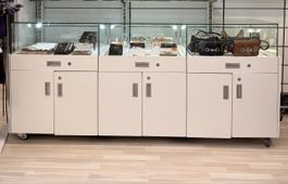 Ladengeschäftseinrichtung mit Glasvitrine und Unterschränke