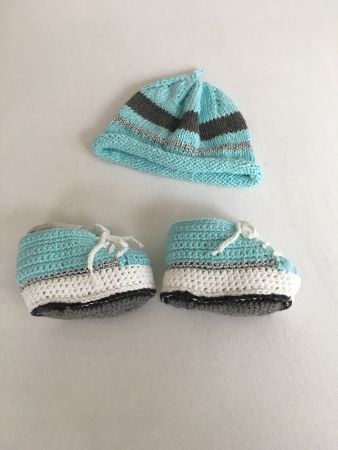 Baby-Set von Schuhen und Mütze