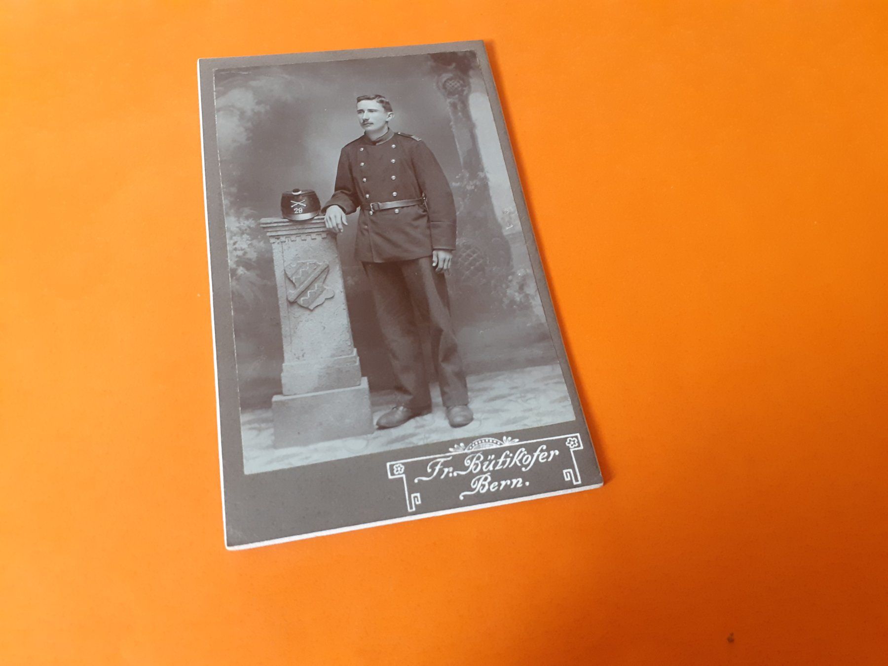 Poster & Bilder: MILITAER - BLUETJUNGE SOLDAT i POSE - BAT 29 - BERN – Gebraucht aus Winterthur von Ornyx7