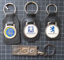 4 alte Peugeot Schlüsselanhänger