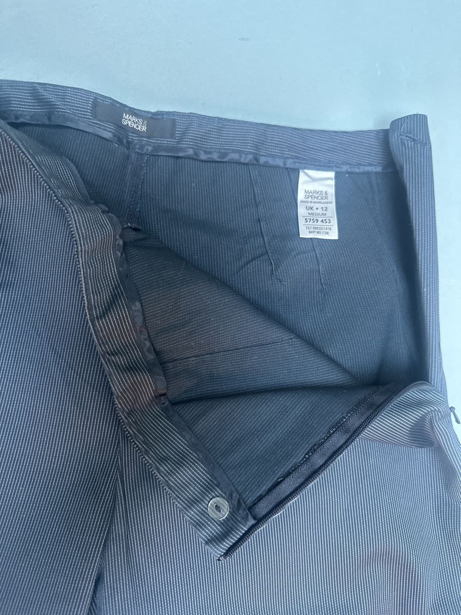 Pantaloni: Marks&Spencer Damenhose Dunkelblau, Gestreift – Usato da Leuk-Stadt venduto da 2thcircle 6