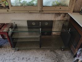 Meuble TV en verre sur roulettes