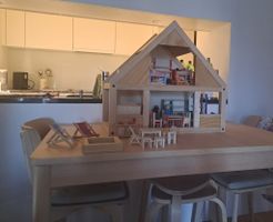 Vintage PlanToys Holz Puppenhaus 2 Etagen mit Möbeln, Puppen