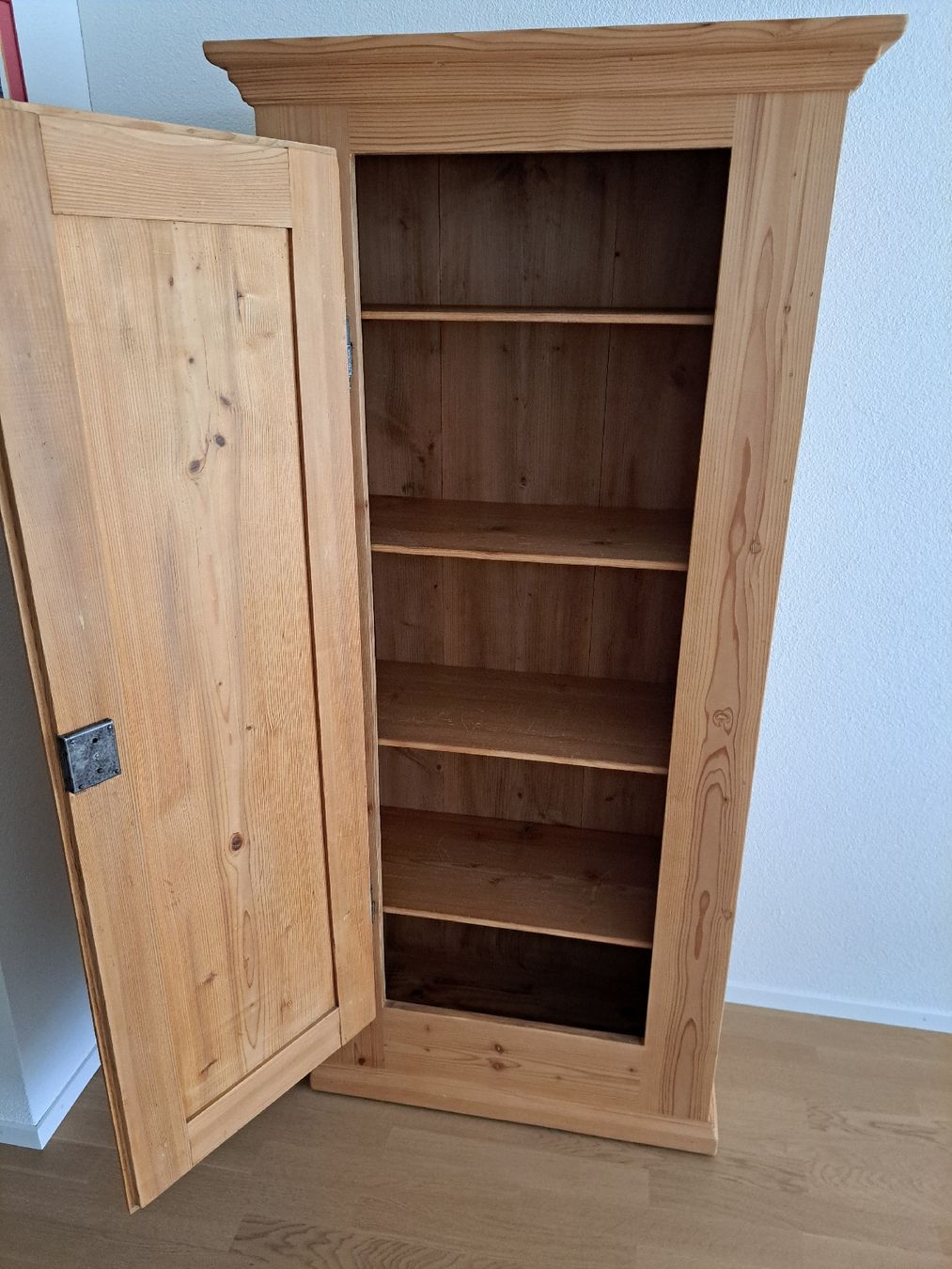 Armoires: 1-türiger Tannenschrank – D'occasion à Beringen par Fluegue 3