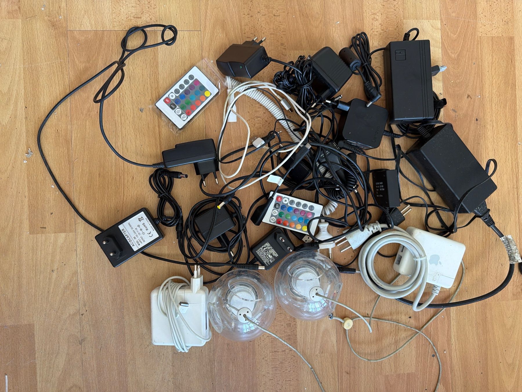 Caricabatterie: Diverse Kabel, ladegerät set – Usato da Amriswil venduto da JaJa-Express