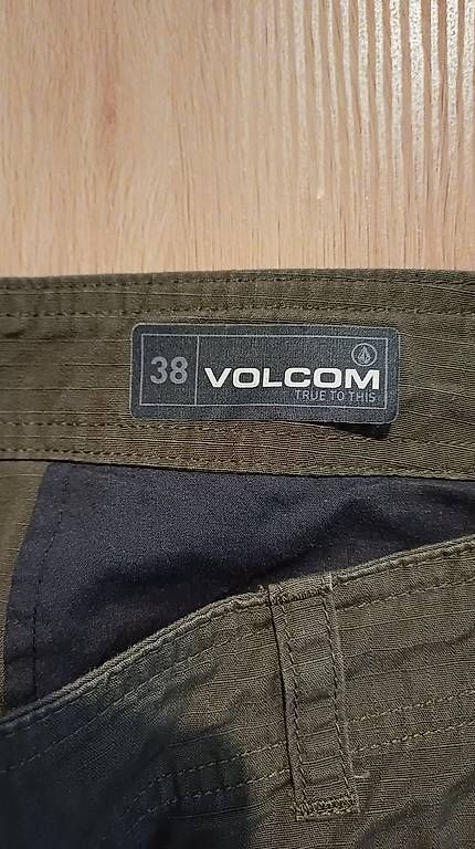 Pantaloni: Short Volcom taile 38 – Usato da Marsens venduto da Dabo2805 2