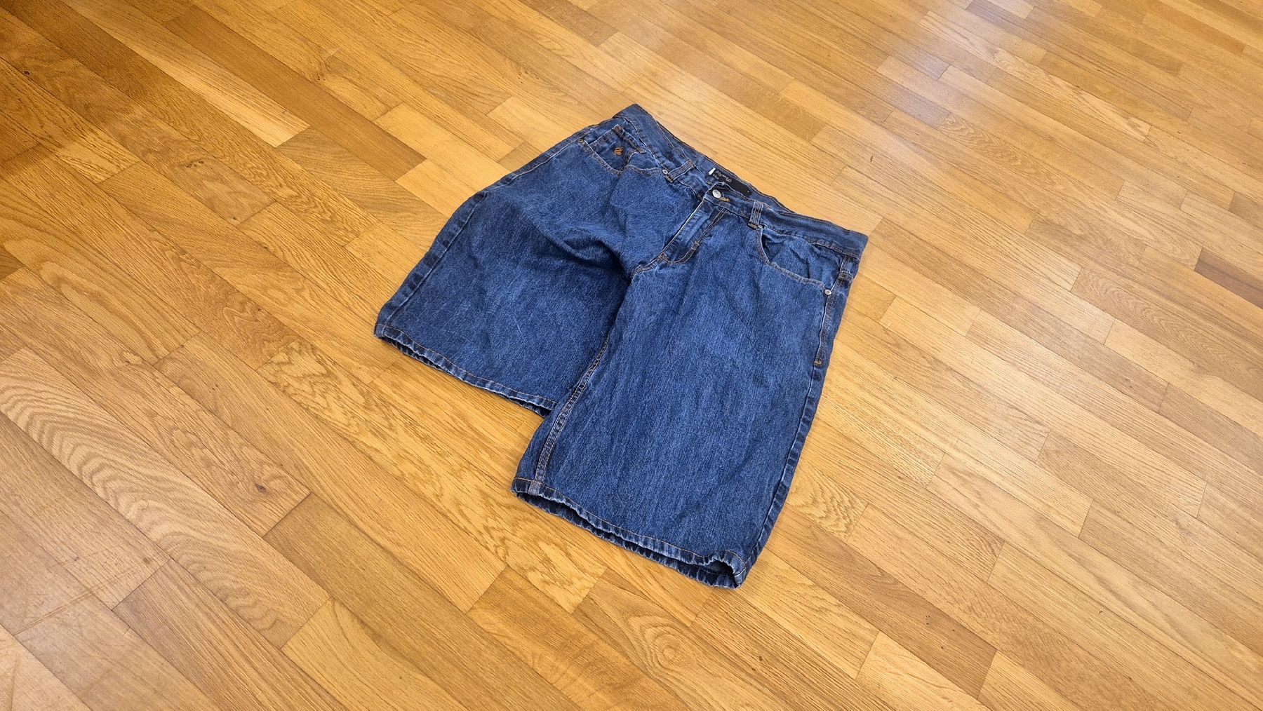 Jeans: rocawear jorts – Usato da Sarnen venduto da Fashionstuff