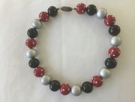 Collier tour de cou perles noires, argent mat et rouges