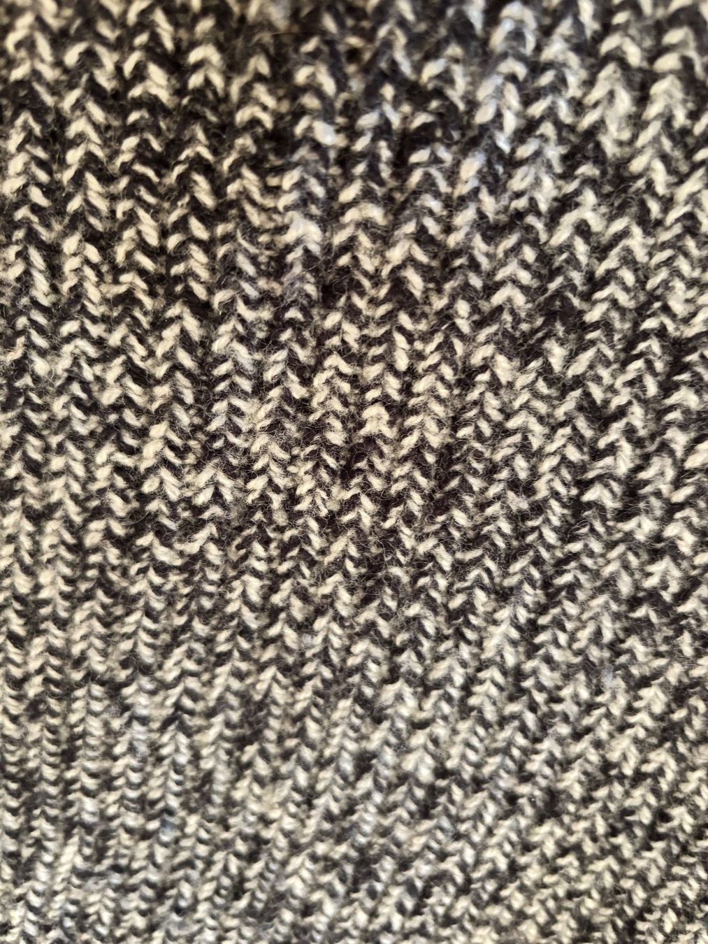 H&M Maglioni & Felpe: Kurzer moderner Wollpullover Oversize zweifarbig – Usato da St. Gallen venduto da always-a-good-buy 2