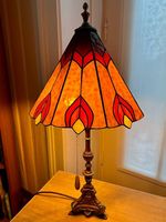 Tiffany Tischlampe mit massivem Messingständer 