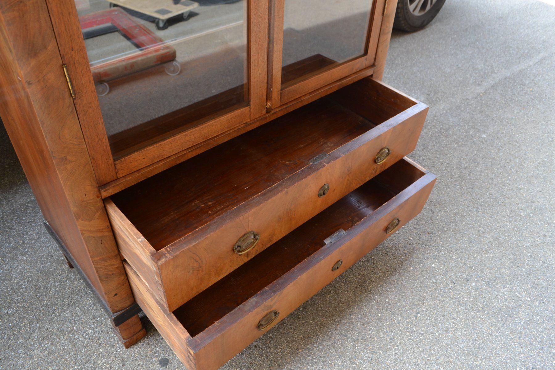 Vetrine: Antiker Vitrinenschrank Biedermeier Nussbaum – Usato da Wil SG venduto da Athi 3
