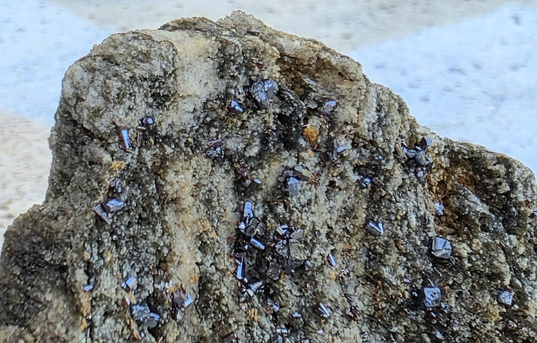 Minéraux & Lithothérapie: Monazit 3mm Rarität Binntal mit hochglänzendem Rutil – D'occasion à Glis par nbu_65ys 8