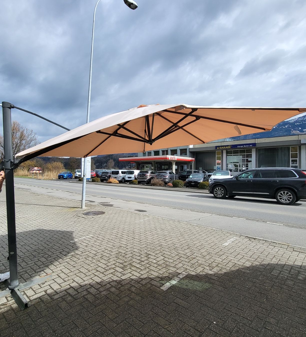 Ombrelloni: Sonnenschirm 1.80 mit Sockel – Usato da Kägiswil venduto da Megafi56
