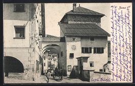 AK Zuoz, Hausansicht mit Torbögen, 1904