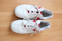 1	Baskets basses, blanc et rouge	T. 36