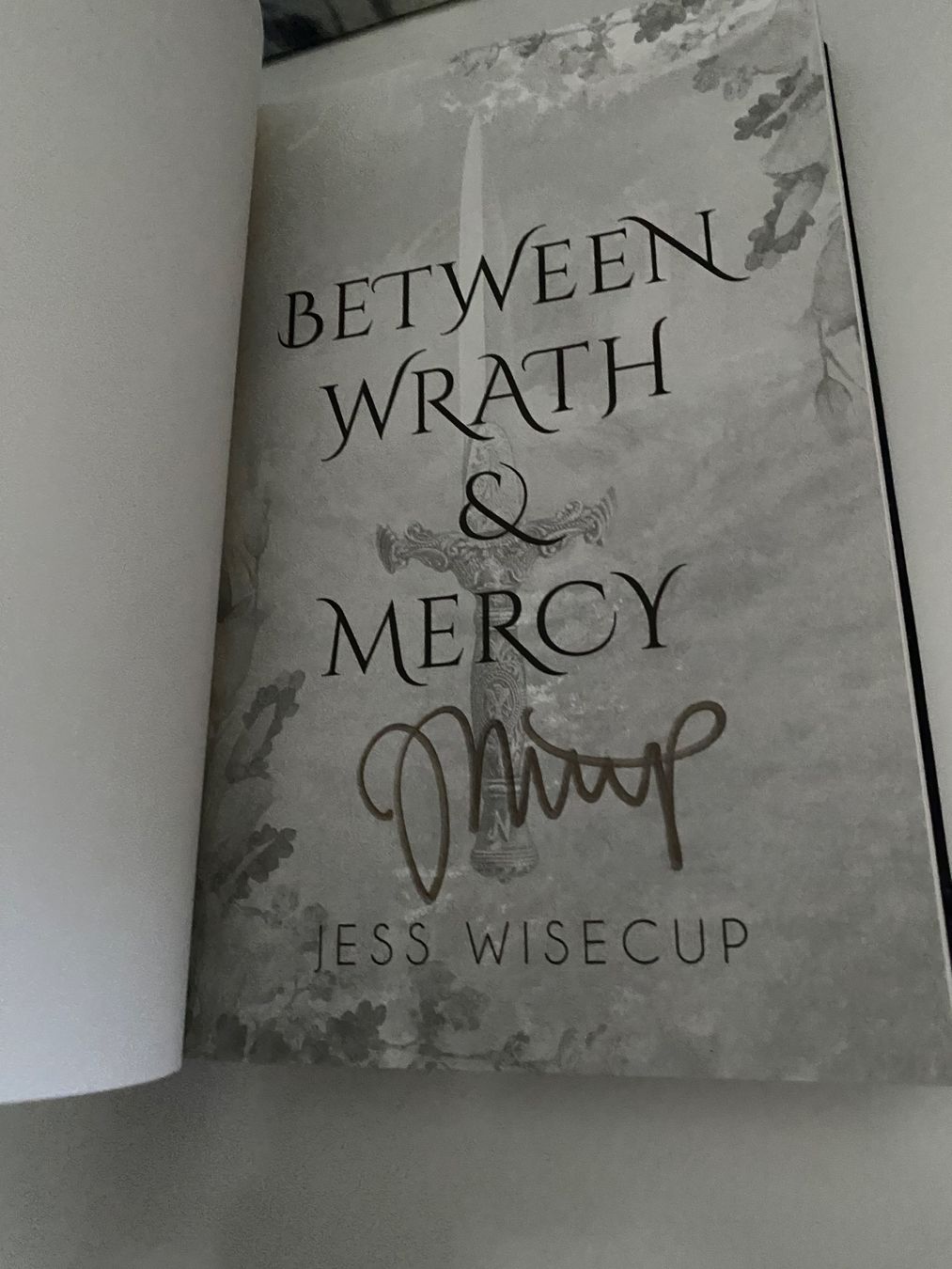 Libri: Jess Wisecup - Between Wrath & Mercy, Hardcover, signed – Nuovo (secondo la descrizione) da Fällanden venduto da Maxim20 5