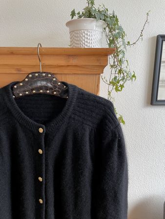 Schwarze Strickjacke | goldene Knöpfen | Grösse M
