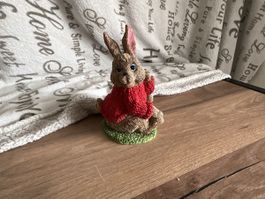 Hase Figur mit rotem Pullover neuwertig
