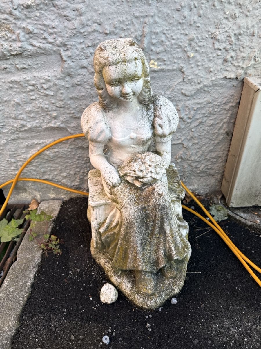 Statuette: Gartenfigur Mädchen mit Blumen, Vintage Deko, Herbst – Usato da Bad Ragaz venduto da ram_t825