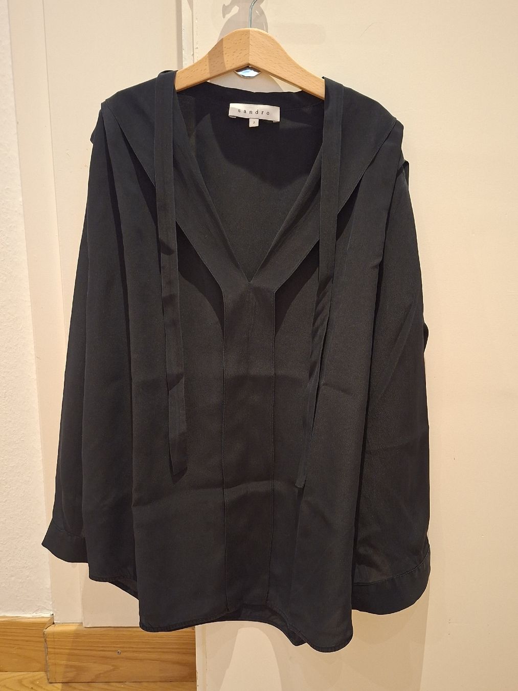 Sandro Camicette: Sandro Black Blouse, Size 2 – Usato da Zürich venduto da Lolaad