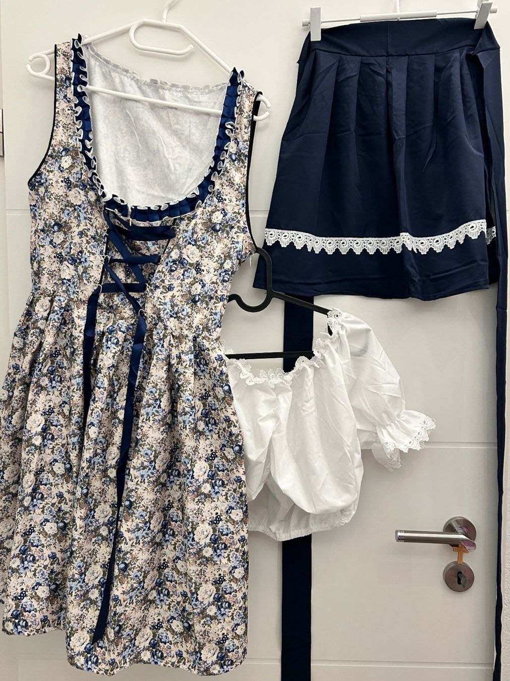 Kostüme: neu/ ungebrauchtes Dirndl-Set mit Bluse & Schürze – Neu und originalverpackt aus Dörflingen von zak_s5jh