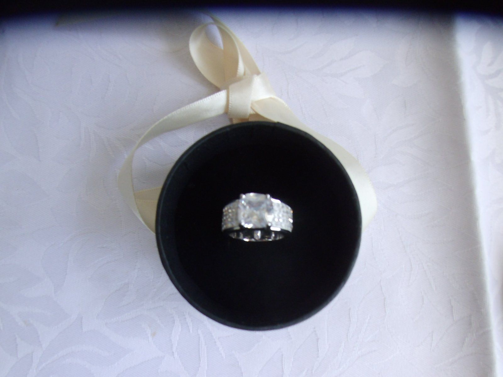 Anelli: Ring Modeschmuck, silberfarbend mit Stein Grösse: 54 – Nuovo (secondo la descrizione) da Walenstadt venduto da Pluisa 1