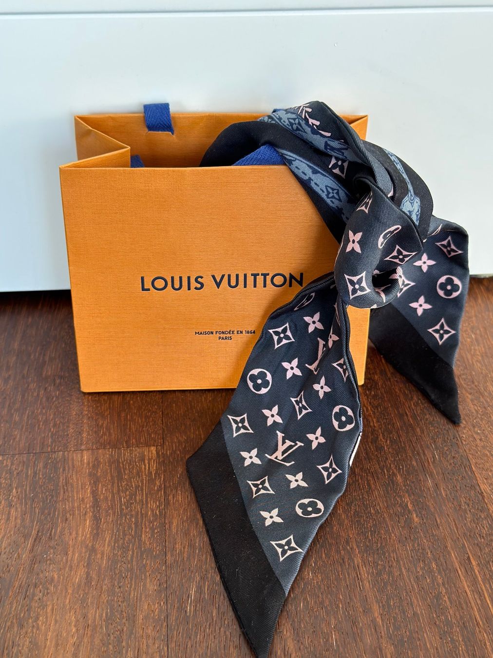 Louis Vuitton Foulard & Sciarpe: Louis Vuitton Bandeau BB Monogram Seidentuch – Usato da Wermatswil venduto da dominance