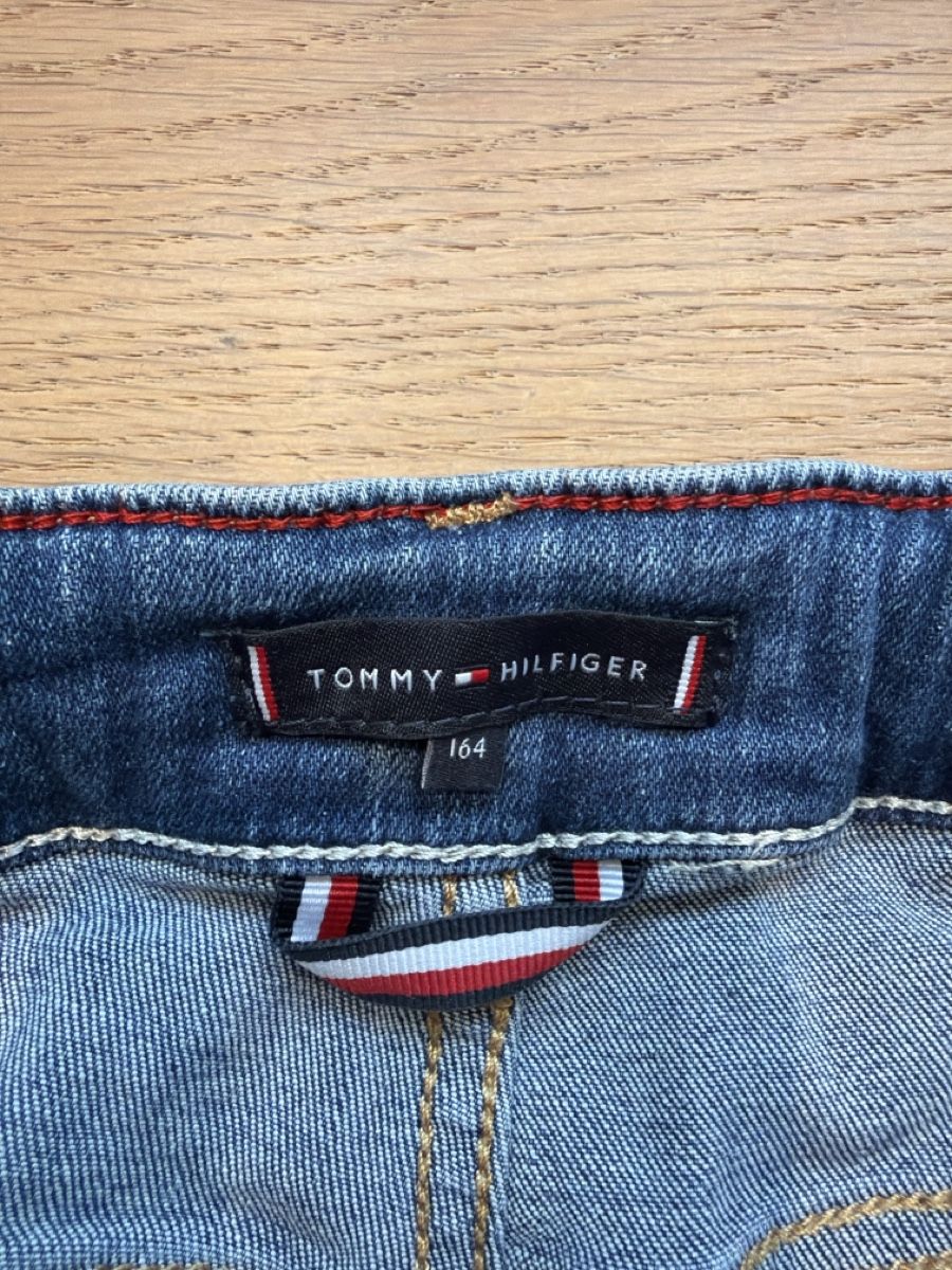 Tommy Hilfiger Pantaloni: Hilfiger Jeans Shorts – Usato da Zug venduto da anita75 1