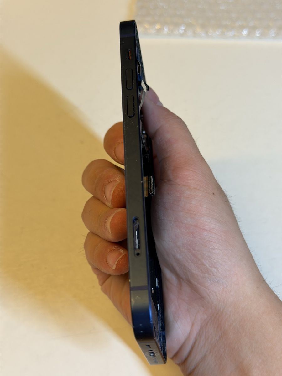 Apple Portables: iPhone 12 Gehäuse  – Défectueux à Chur par beverlyone 1