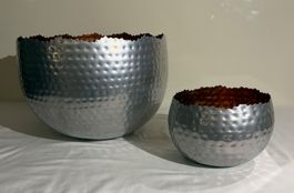 Zwei Dekoschalen gehämmert silber gold