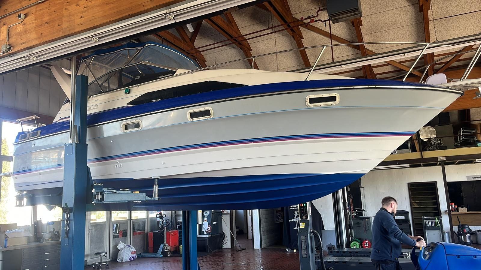 Bayliner Barche: BAYLINER 2655 SPORT KABIN – Usato da Avenches venduto da BOOTTRANSPORTE