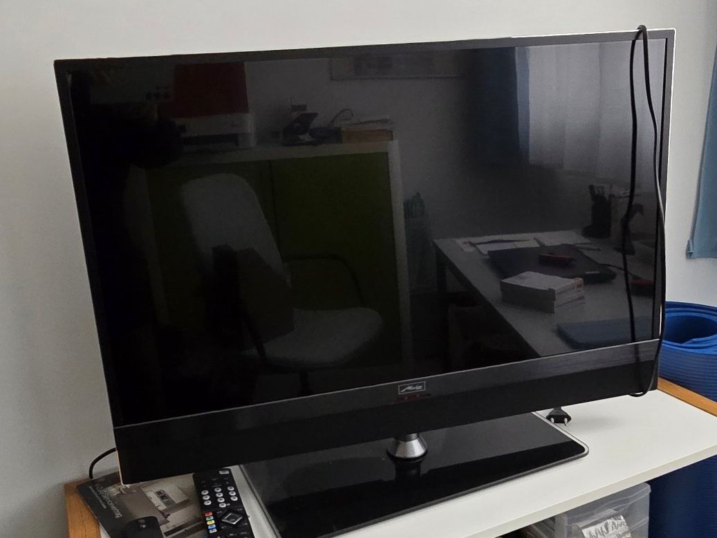 Televisori: Metz Cosmo 32 HD TV mit Frontlautsprecher – Usato da Locarno venduto da Bbamboo