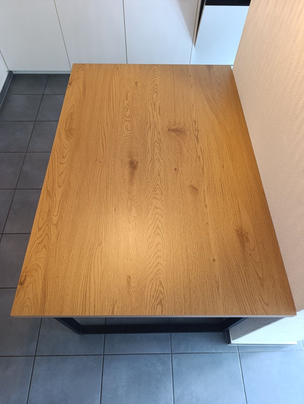 Jysk Tavoli: Holztisch mit schwarzem Metallgestell – Usato da Zürich venduto da IchbindeRico 1