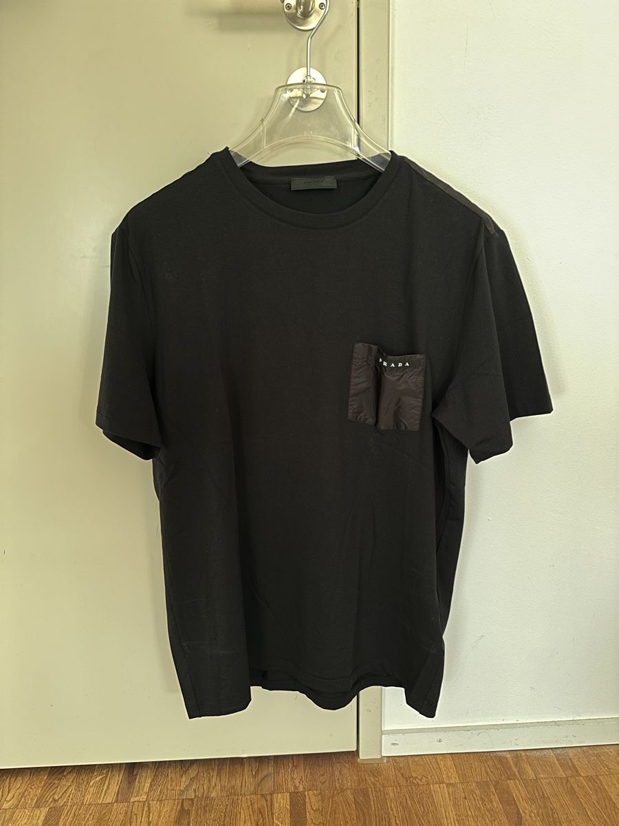 Prada T-shirt: Prada T-Shirt – Nuovo e nell'imballaggio originale da Zürich venduto da SisterCarrie