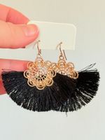 Boucles d'oreilles fantaisie noires Lovisa , neuves!