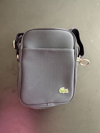 Lacoste - Sacoche Homme - parfait pour l'été! *