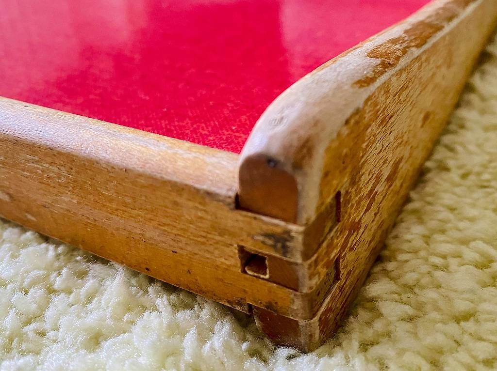 Piatti di portata: Vintage Holztablett / Serviertablett  Rot/Grau – Usato da Zürich venduto da JLorraine 1