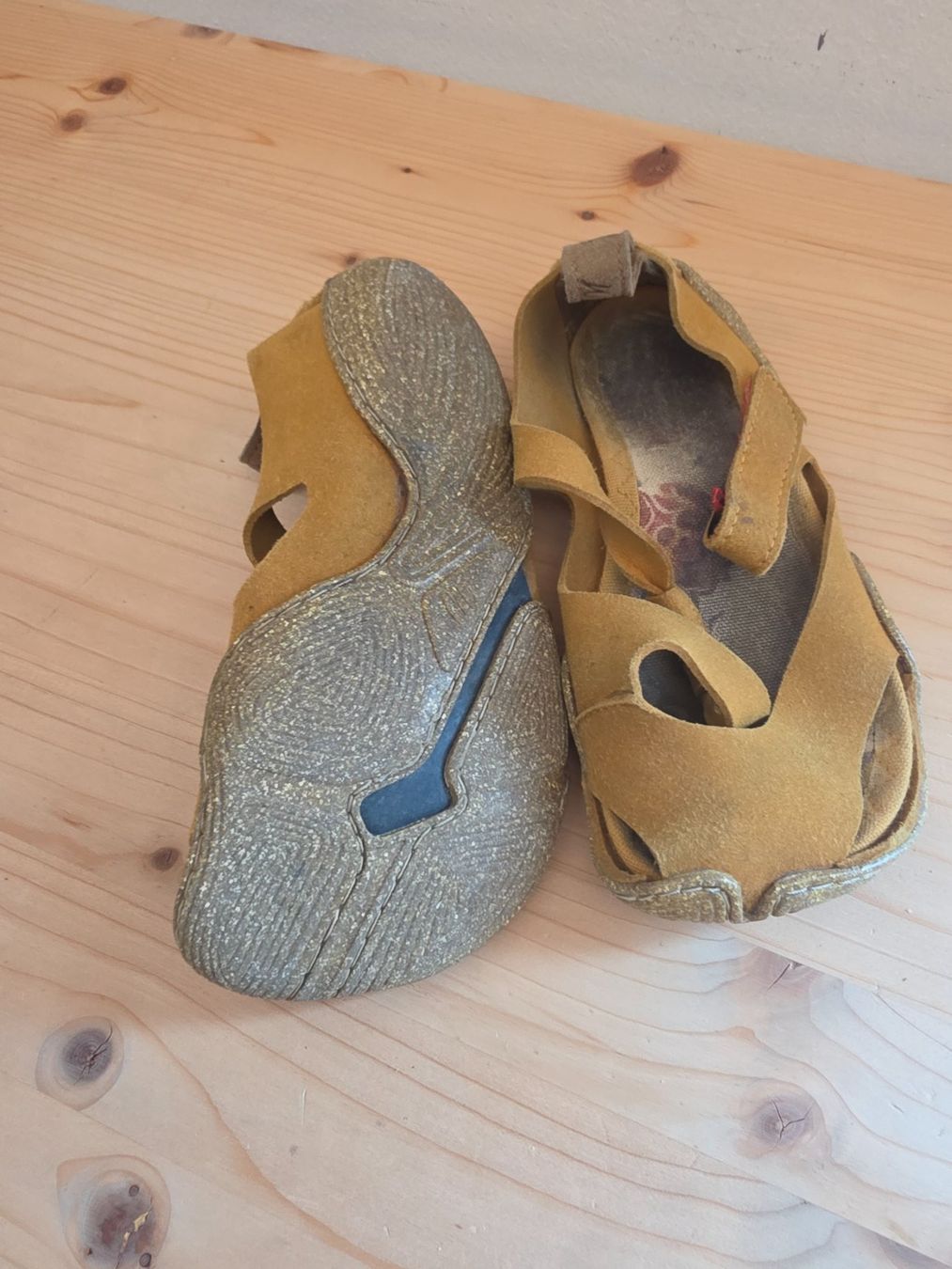 Wildling Schuhe für Jungen: Wildlinge Feder Ocker – Gebraucht aus Frauenfeld von mk8_v75w