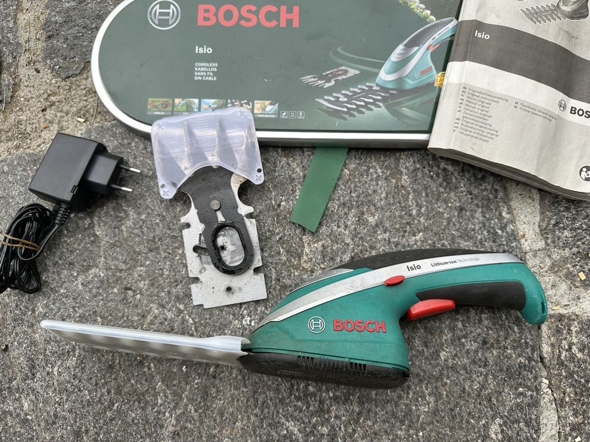 Bosch Rasenmäher: Bosch Isio Akku Gras- Strauchschere – Gebraucht aus Rothrist von