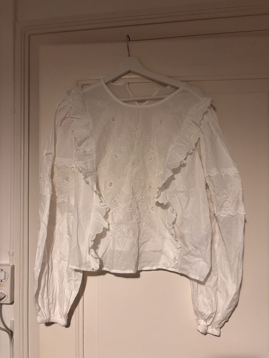 Primark Camicette: Weisse Bluse mit Volant/Lochmuster – Nuovo (secondo la descrizione) da Zürich venduto da user011003240804