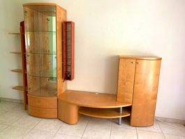 Wohnwand Holz mit Glasvitrine